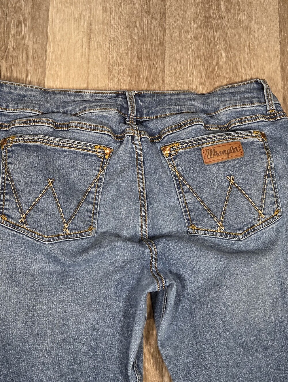 Wrangler women's bootcut jeans in a medium wash - Picture 5 of 10